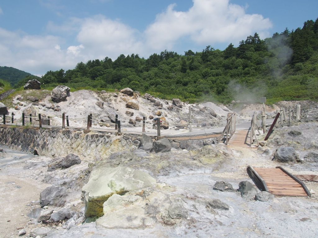 秋田県玉川温泉の石「北投石 原石」・玉川温泉の活火山、八幡平焼山の 